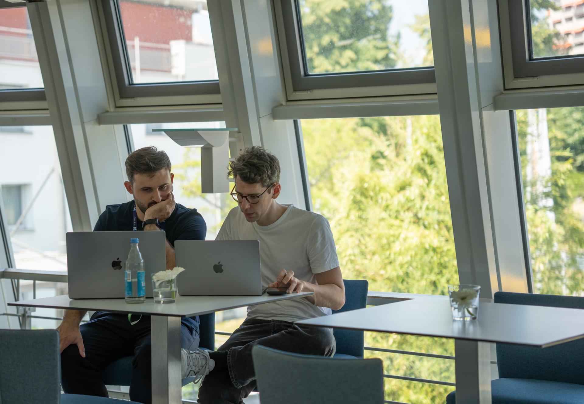 Roland Schütz und Felix Gradinaru am Laptop