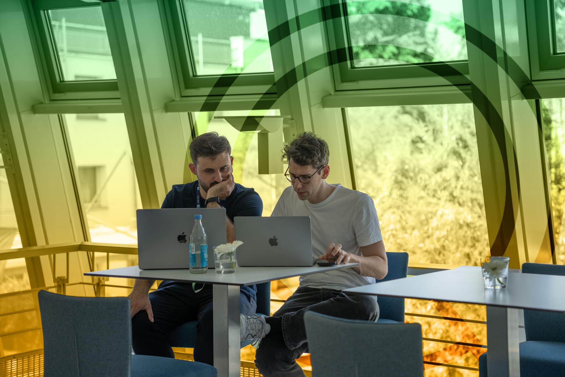 aRoland Schütz und Felix Gradinaru am LaptopRoland Schütz und Felix Gradinaru am Laptop.jpg